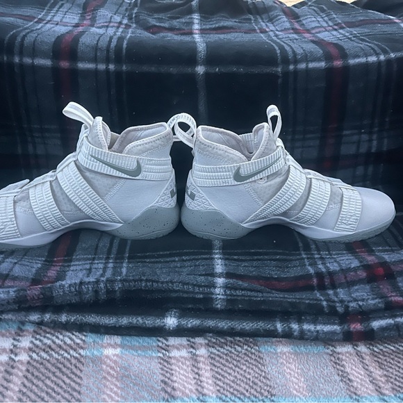 Lebron Soldier 10 Size 9 men’s - Picture 4 of 8
